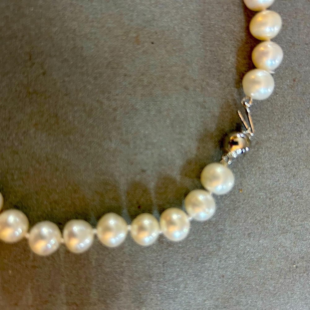 Single strand cultured pearls